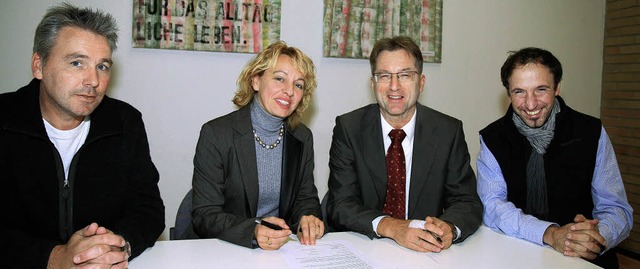 Bei der Unterzeichnung des Kooperation... und Berufswegeplaner  Daniel Binder.   | Foto: Sandra Decoux-Kone