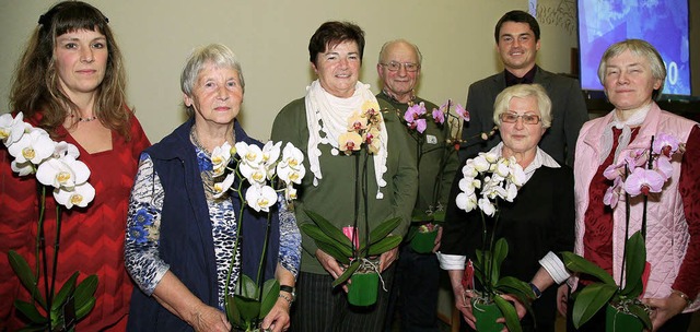 Brgermeister Matthias Gutbrod (hinten) mit den Blumenpaten  | Foto: Sandra  Decoux-Kone