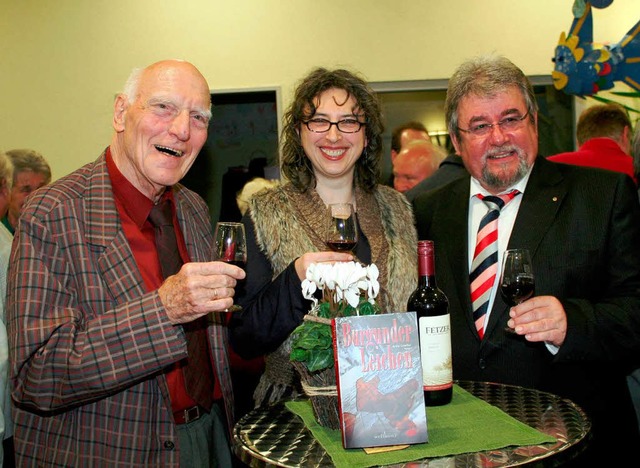 Stilecht mit kalifornischem Rotwein, p...m Krimi, stie Paul Lendle (links) an.  | Foto: R. Cremer