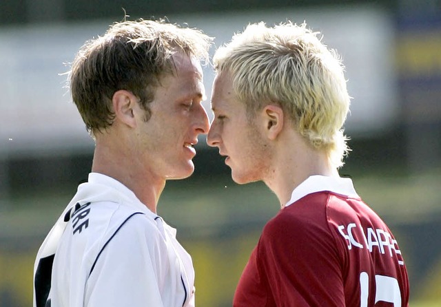 Das Derby im August 2008: Mike Morat (...eigen, wie nahe man sich kommen kann.   | Foto:  Peter Aukthun (Archiv)