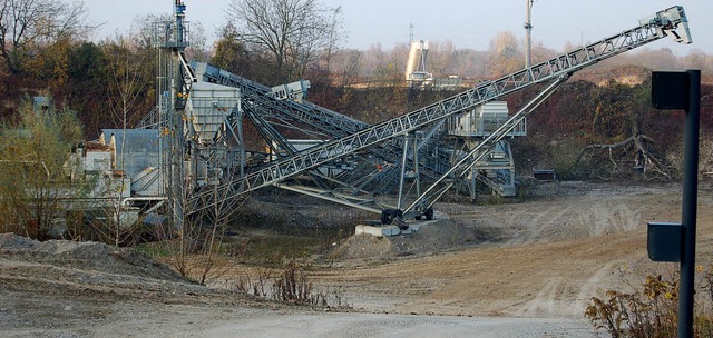 Die Schleith-Kiesgrube bei Kleinkems s... schon mit Erde vom A-98-Bau gefllt.   | Foto: langelott