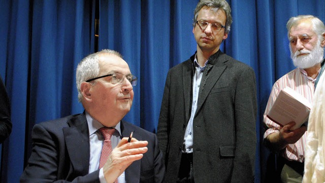 Professor Klaus Tpfer (links) im Gesp...erten Gsten im Mllheimer Brgerhaus   | Foto: Ehrlich
