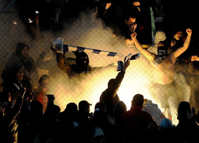 Anhnger des ukrainischen Klubs  Karpa...ieren  bei einem  Europa-League-Spiel.  | Foto: AFP/PRivat