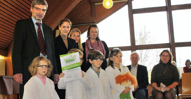 Die kleinen Forscher  prsentieren ihr...ann und Manuela Burczyk berreichten.   | Foto: Hans Jrgen Kugler