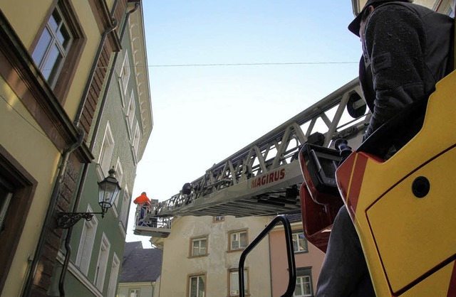 Noch blau, bald voller Sterne: Mitarbe...der Ecke Wernergasse/Rheinbrckstrae.  | Foto: Max Schuler