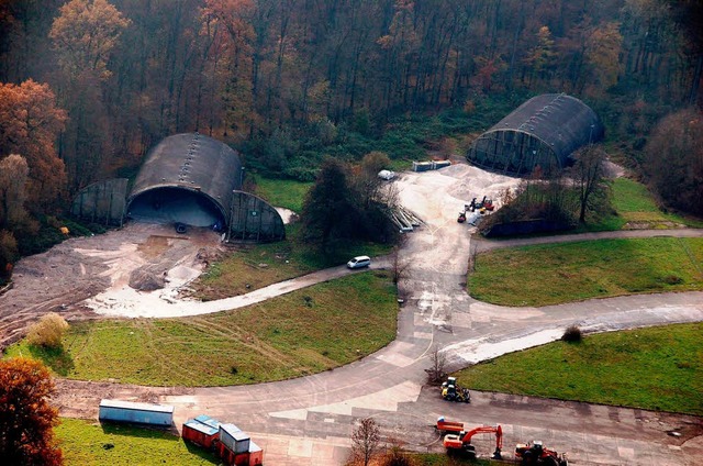 Der Brand ist gelscht. Der ausgelager...vom Eigentmer jetzt abtransportiert.   | Foto: polizei