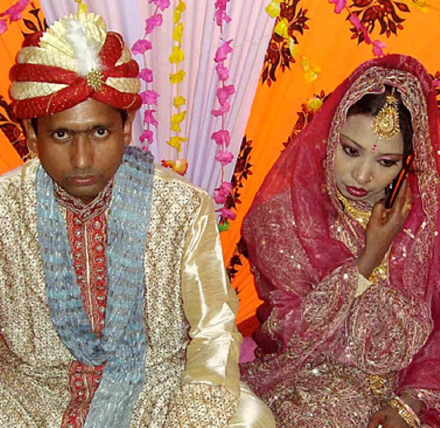 Eheglck sieht anders aus: Shawkhat Khan mit seiner Braut Farzana  Yasmin.   | Foto: dpa