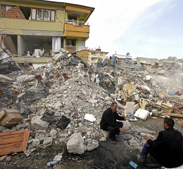 Zerstrte Huser in einer Stadt nahe V...r mehr Menschen verlassen die Region.   | Foto: dpa