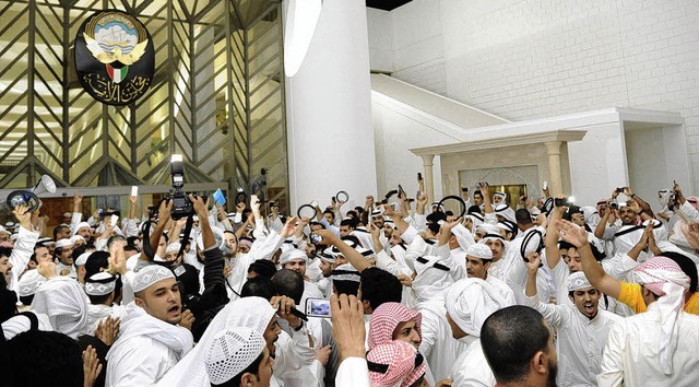 Wtende Kuwaitis drangen bis in den Plenarsaal vor.   | Foto: dpa