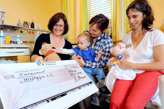 Das Wichtigste ist der Scheck. Dieser ... Kindern in der Kinderklinik Freiburg.  | Foto: Ingo Schneider