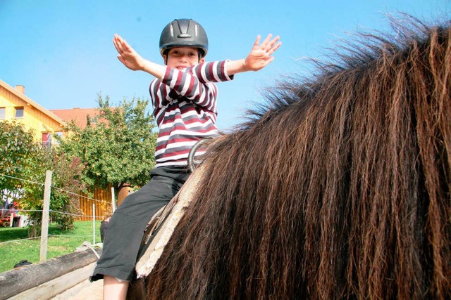 Max auf demPferd: Therapeutisches Reiten frdert.  | Foto: Yvonne Weik
