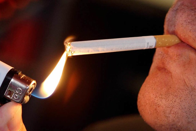Ein bisschen Feuer, und schon qualmt die Zigarette.  | Foto: dpa