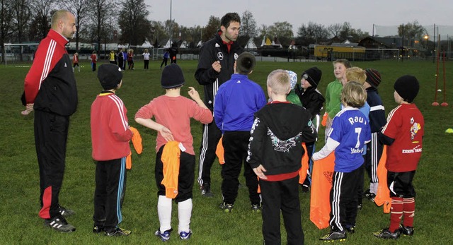 Aufmerksam hren die jungen Fuballer zu, was der Trainer ihnen sagt.   | Foto: Adelbert Mutz