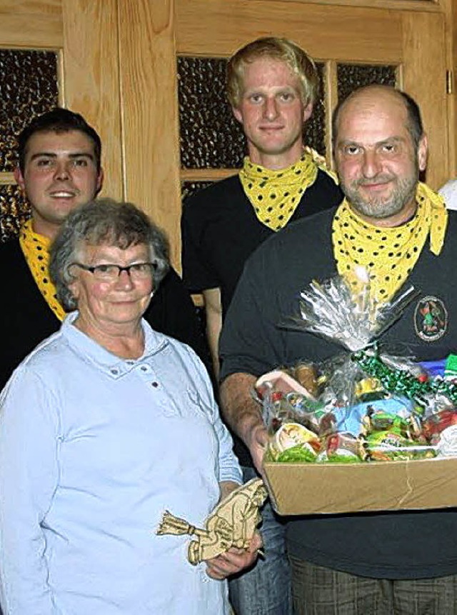 Die Strohberghexen Lenzkirch ehrten  D...unft erhielt Harald Matt eine Ehrung.   | Foto: Inken Kramer