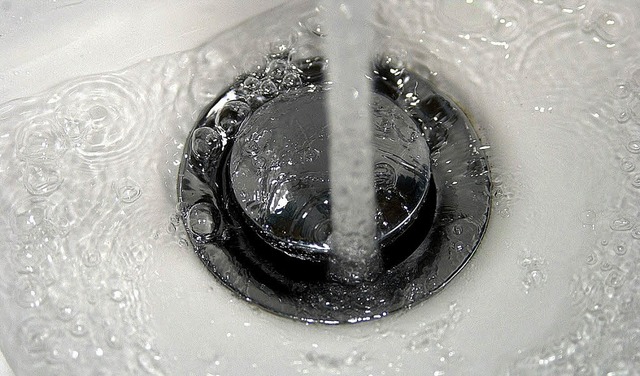 Die neue Trinkwasserverordnung zwingt ...her regelmig untersuchen zu lassen.   | Foto: ddp