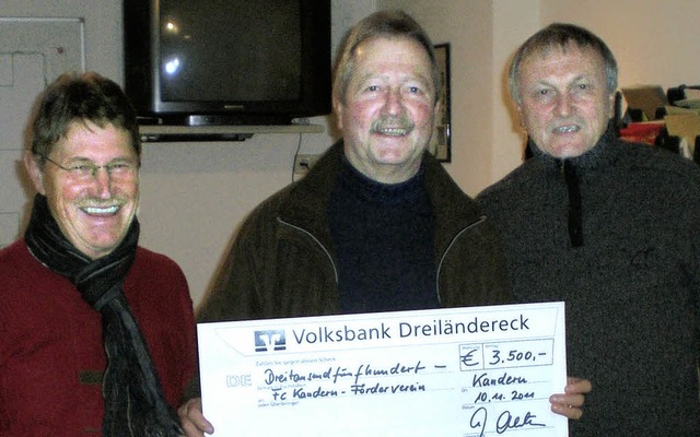 Grozgig: Helmuth Seiter (BIldmitte) ...e (rechts) und Rolf Sutter (links).     | Foto: BZ