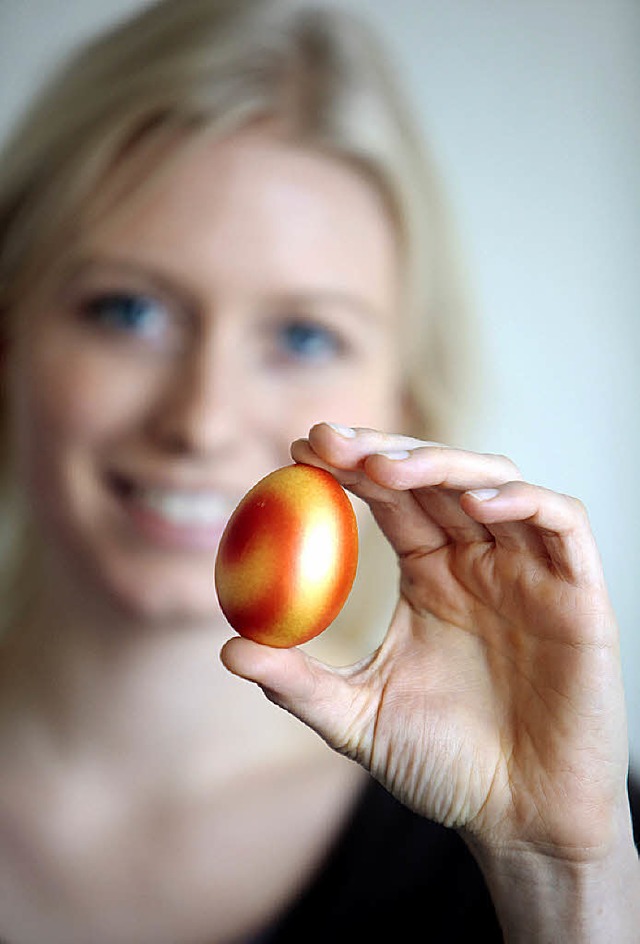 Kein Osterei sondern ein Weihnachtsei hlt unsere Volontrin Nadine Zeller.   | Foto: chr. breithaupt