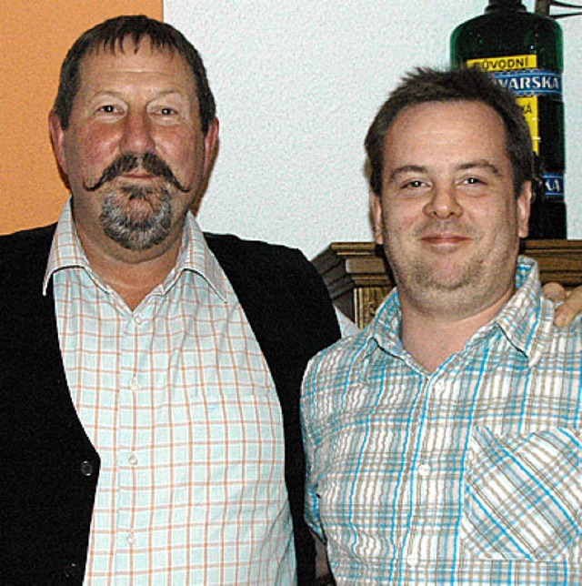 Narrenvogt Arnulf Burger (links) mit dem neuen Kassenrevisor Daniel Schelker   | Foto: Martina Proprenter