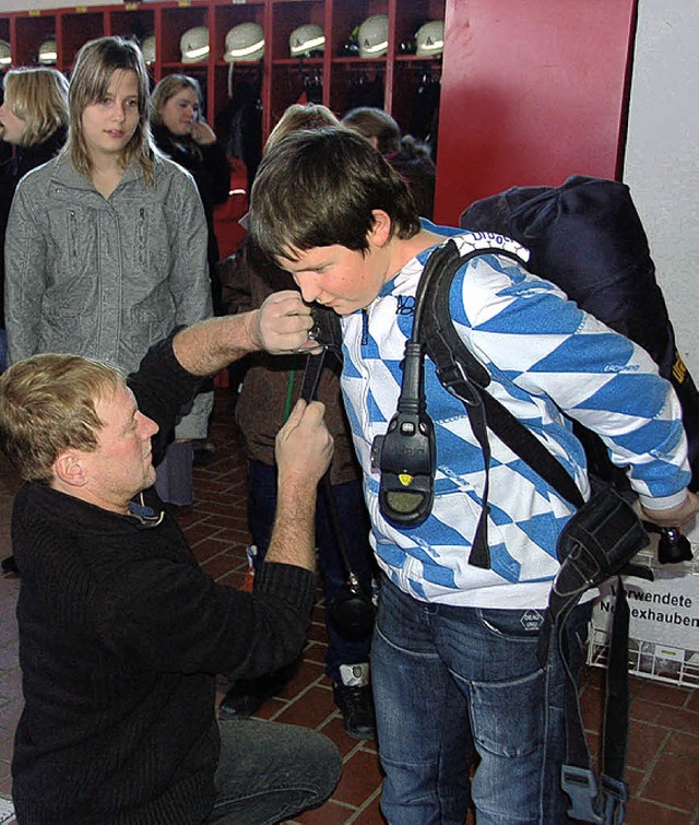 Eine Atemschutzausrstung ist ganz sch...onnte dieser junge Mann selbst testen.  | Foto: Juliane Khnemund