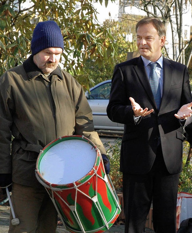 Landrat Frank Scherer (Zweiter von rechts) im Gesprch mit den Demonstranten   | Foto: Landratsamt