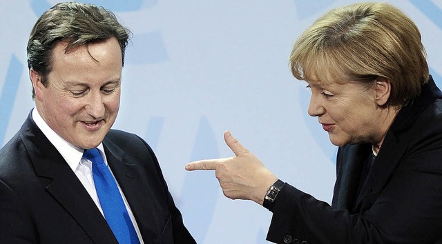 David Cameron und Angela Merkel  bei der Pressekonferenz  | Foto: dpa