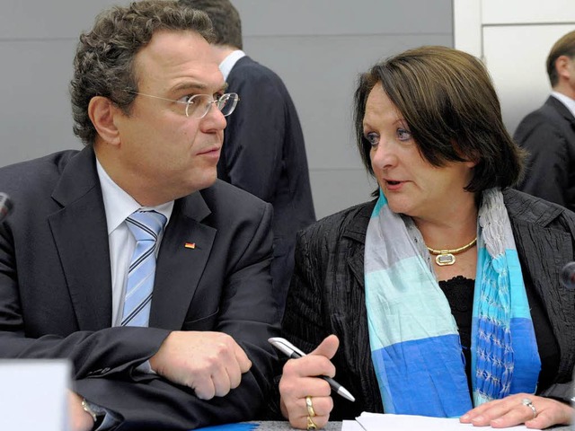 Bundesinnenminister Hans-Peter Friedri...enberger beim Gipfeltreffen in Berlin.  | Foto: dapd