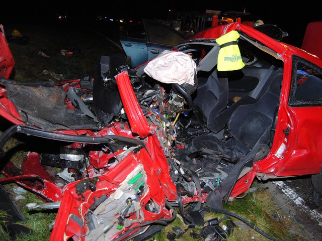 Der Honda des 21-Jhrigen ist nach dem Unfall kaum noch als Auto zu erkennen.  | Foto: Kamera24.tv