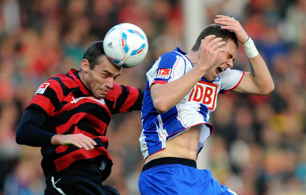 Pavel Krmas (SC Freiburg) und Pierre Michel Lasogga (Hertha BSC Berlin) im Kampf um den Ball.