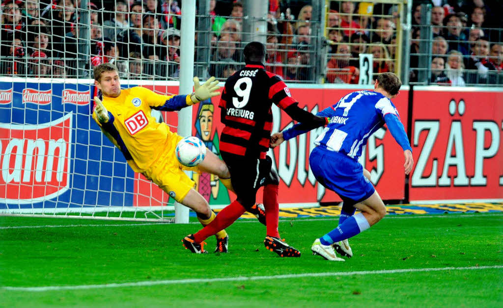 Hertha-Keeper Kraft rettet gegen Papiss Demba Ciss.