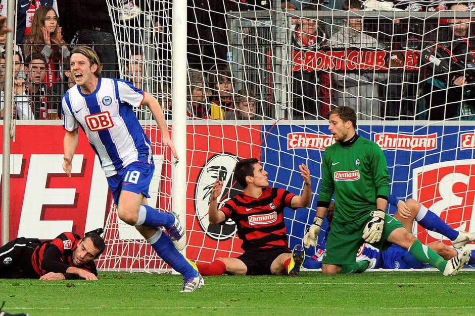 Peter Niemeyer freut sich über das 2:0 für seinen Verein, Hertha BSC Berlin. Am Boden, aber nicht zerstört: Pavel Krmas. (Foto: Michael Heuberger) Peter Niemeyer freut sich über das 2:0 für seinen Verein, Hertha BSC Berlin. Am Boden, aber nicht zerstört: Pavel Krmas. (Foto: Michael Heuberger)