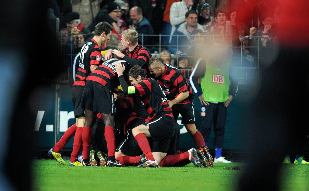 Das Team des SC Freiburg bejubelt den 2:2-Ausgleich durch Stefan Reisinger.