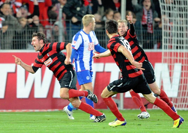 Stefan Reisinger (li.) jubelt mit sein...effer zum 2:2 gegen Hertha BSC Berlin.  | Foto: dapd