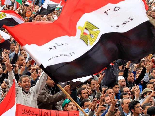 Die Protestkundgebungen in gyptens Ha... Nationalflagge auf dem Tahrir-Platz).  | Foto: dpa