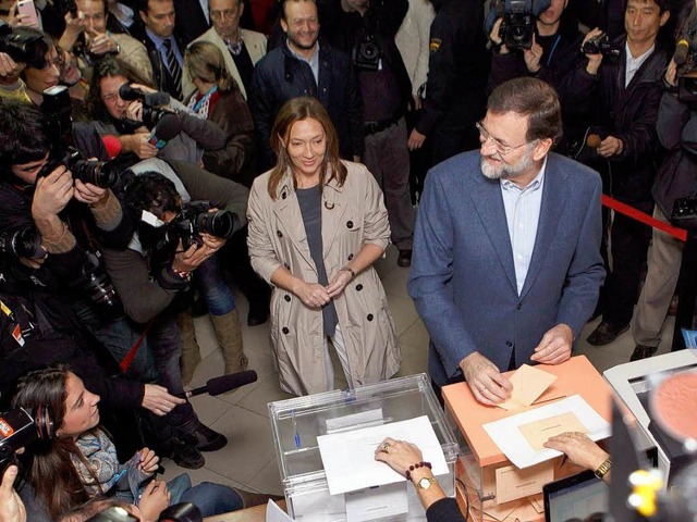 Mariano Rajoy, Spitzenkandidat der kon... Elvira Fernandez im Abstimmungslokal.  | Foto: dpa