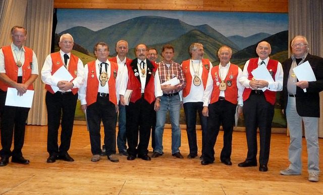 Fr langjhrige Verdienste   wurden za...dem Verdienstorden in Silber geehrt.    | Foto: Eberhard GroSS