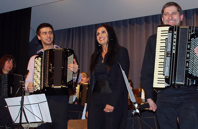 Zur Zugabe spielte Solist  Nomir Novak...von Tanja Rauschenberger (Mitte) mit.   | Foto: Hirschberger