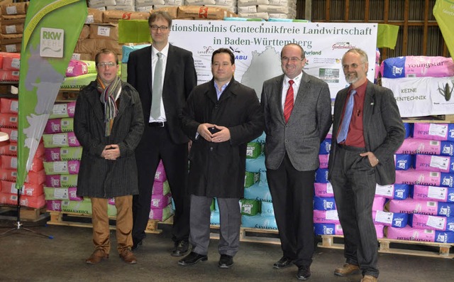 Minister Alexander Bonde (Mitte) ist e...von gentechnik-freier Landwirtschaft.   | Foto: sala