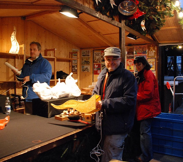 Steffen Fuchs (Vordergrund) mit seinem...uf dem Weihnachtsmarkt betreuen wird.   | Foto: gertrude siefke