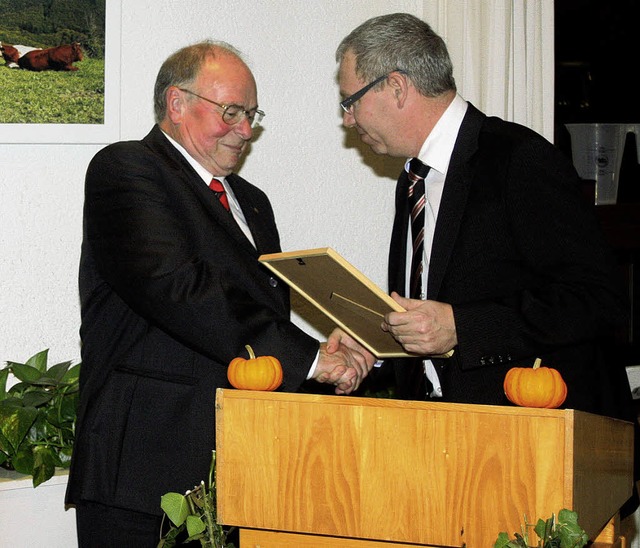 Ehrung fr einen verdienten Mann: CDU-...zt Deschler im Steinener Gemeinderat.   | Foto: Heiner Fabry