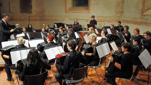 Jugendorchester und Hauptorchester der...nzert in der Martinskirche berzeugen.  | Foto: Beatrice Ehrlich