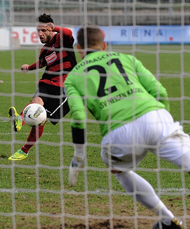 Erich Sautner von Freiburg erzielt das...egen Kassels Torhter Eric Domaschke.   | Foto: Patrick Seeger