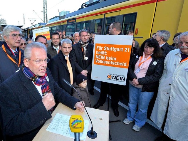 Bahnchef Rdiger Grube wirbt an Gleis 8 im Freiburger Hauptbahnhof fr Stuttgart  | Foto: Michael Bamberger