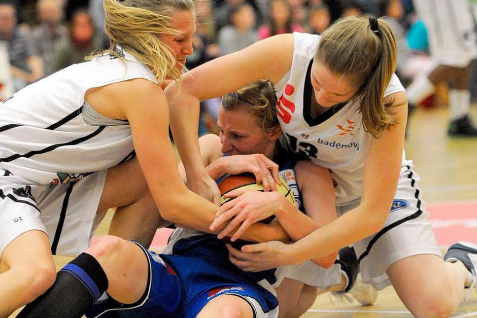 Packende Zweikämpfe, ausgelassene Freudensprünge: Impressionen vom Eisvögel-Sieg. (Foto: Patrick Seeger) Packende Zweikämpfe, ausgelassene Freudensprünge: Impressionen vom Eisvögel-Sieg. (Foto: Patrick Seeger)