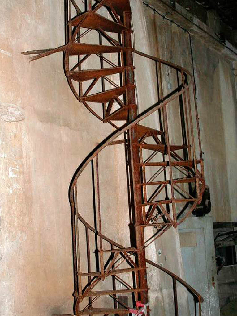 Wendeltreppe zwischen Betriebs- und Arbeitsebenen.