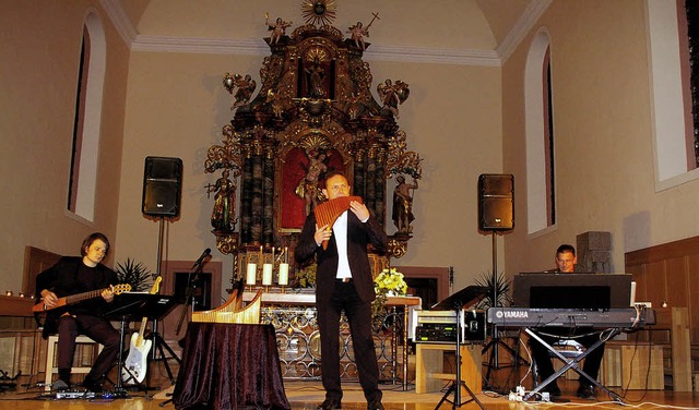 Begleitet von Jrgen Ott (Gitarren) un...ot Oscar Javelot ein buntes Programm.   | Foto: Ernst Hubert Bilke