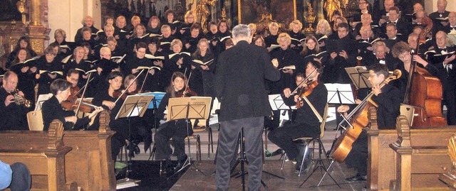 Rolf Schweizer dirigiert in der Waldki... Elztalkantorei und Elztalsinfonietta.  | Foto: Hildegard Karig