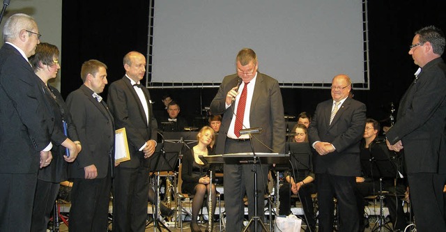 Ehrung, von links: Vorsitzender Lothar...bbrand (Blasmusikverband), Roland Br.  | Foto: Ute Schler