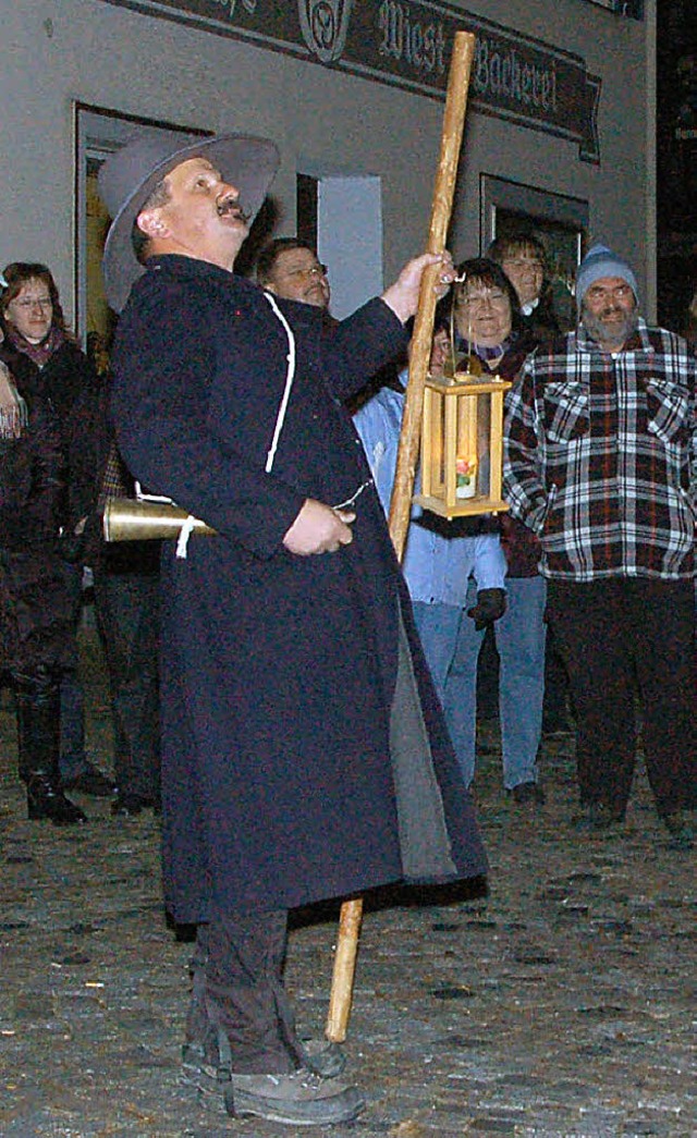 Bernhard Mantel verkrperte die Rolle ...Personen nahmen am Ortsrundgang teil.   | Foto: Horst A. Bss