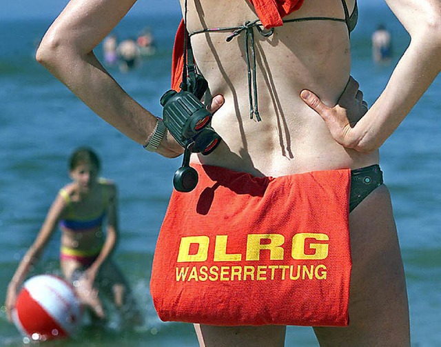 Eine Lebensretterin hat  die Badegste fest im Blick.   | Foto: ddp