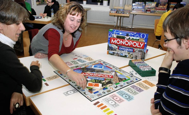Monopoly mit Lokalkolorit: Iris Kning... Erwerb des Offenburger Kulturforums.   | Foto: Gertrude Siefke